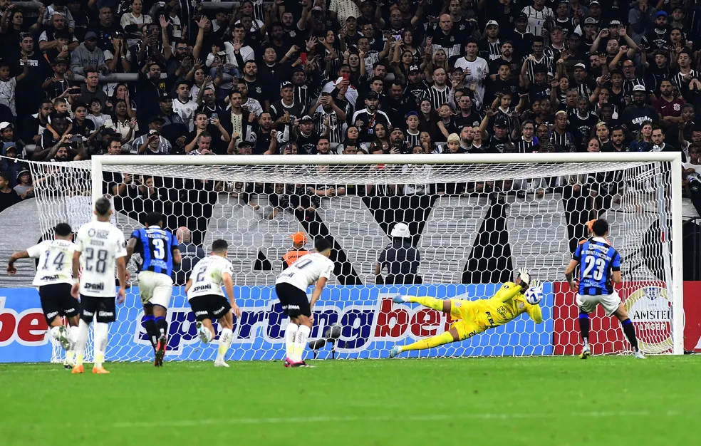 Corinthians x Liverpool (URU), defesa de Carlos Miguel em cobrança de pênalti