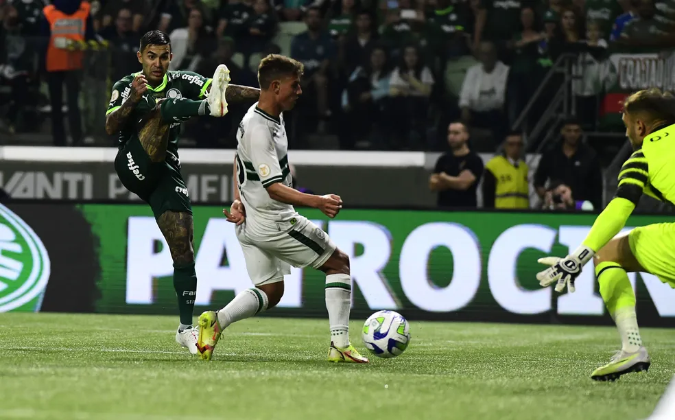 Dudu durante a partida entre Palmeiras e Coritiba