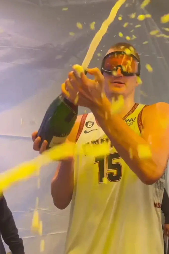 Jokic festeja título da NBA com espumante