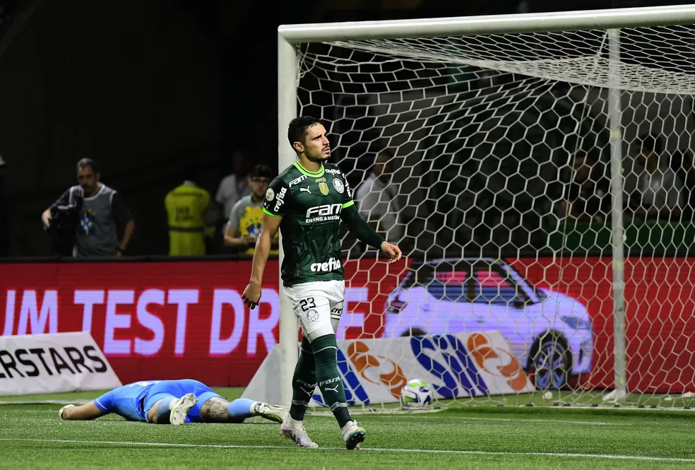 Raphael Veiga depois de perder pênalti pelo Palmeiras contra o Botafogo