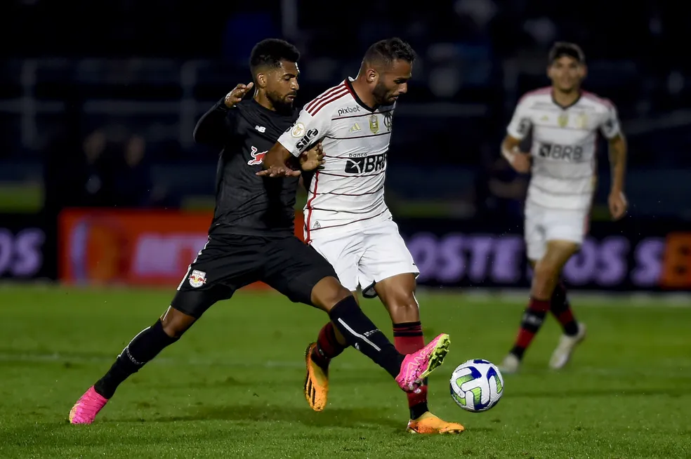 Thiago Maia disputa bola com Matheus Fernandes, que lhe deu um balão e deu chute no vácuo na defesa