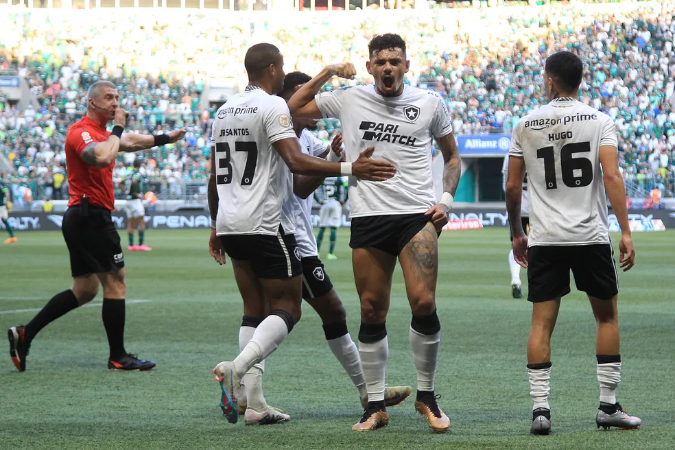 Tiquinho Soares comemora gol sobre o Palmeiras no Brasileirão 2023