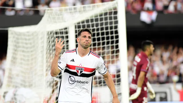 Calleri comemora segundo gol no clássico