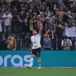 Renato Augusto decide e Corinthians vence o São Paulo na Copa do Brasil