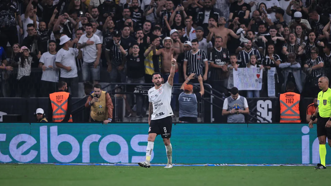 Renato Augusto decide e Corinthians vence o São Paulo na Copa do Brasil