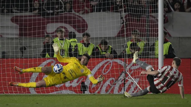 Cássio defende pênalti em Estudiantes x Corinthians