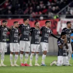 Corinthians é atropelado no tempo normal, mas trave e Cássio garantem o Timão na semifinal