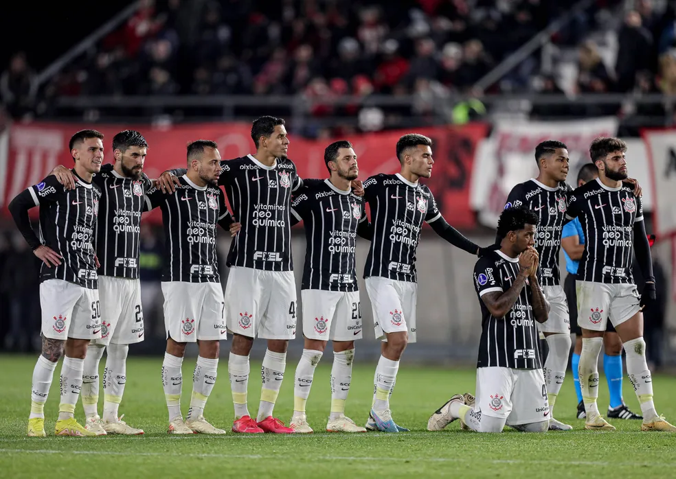 Corinthians é atropelado no tempo normal, mas trave e Cássio garantem o Timão na semifinal