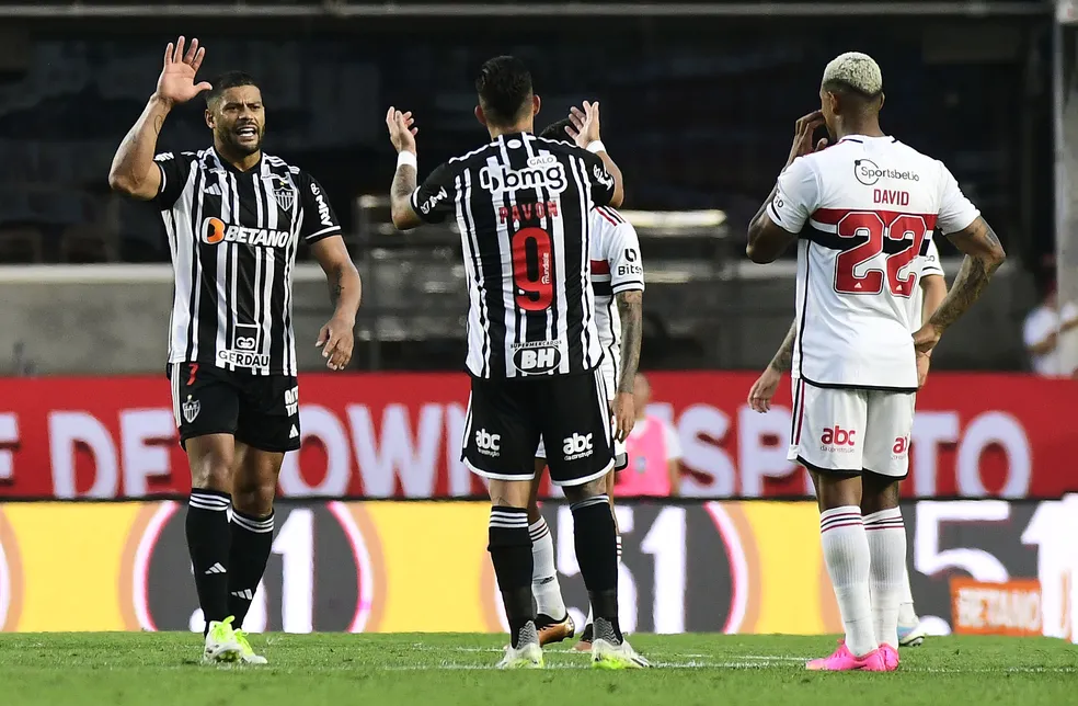 Em estreia de Lucas Moura quem brilha e Hulk e o Galo vence o São Paulo no Morumbi