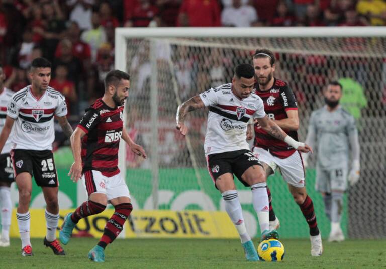 Flamengo e São Paulo se enfrentam no Maracanã pelo Brasileirão