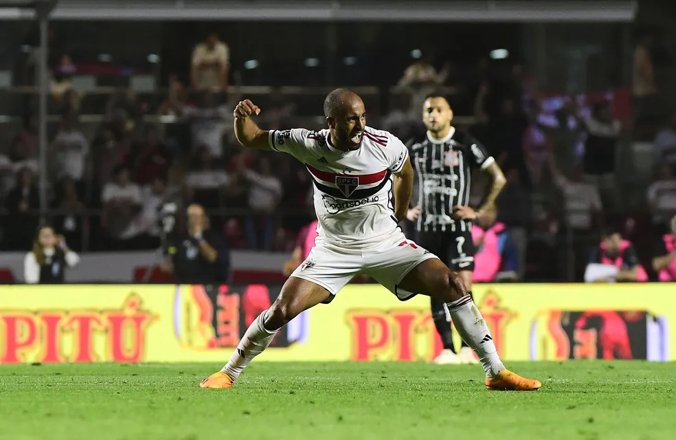 Lucas comemora gol do São Paulo contra o Corinthians