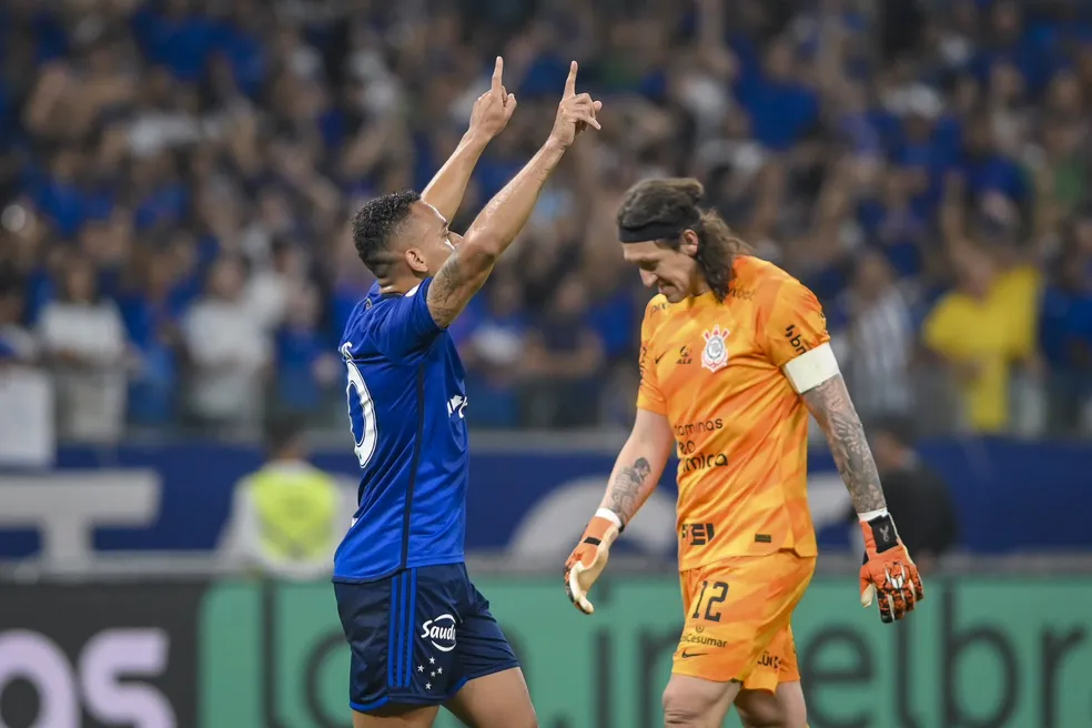 Papagaio marca gol do Cruzeiro contra o Corinthians