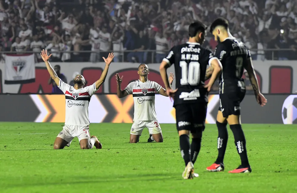 Rojas e Yuri Alberto lamentam eliminação, e jogadores do São Paulo comemoram