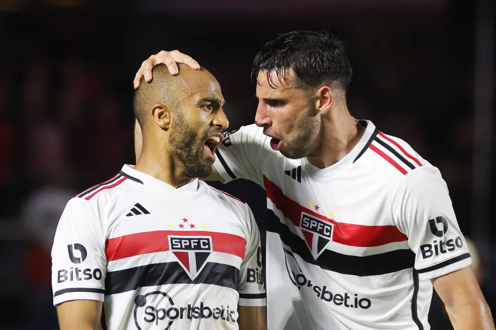 São Paulo amassa o Corinthians no primeiro tempo e está na final da Copa do Brasil